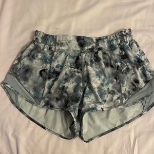 COPY - size 4 2.5 inch lululemon hotty hot shorts color kaleidofloral